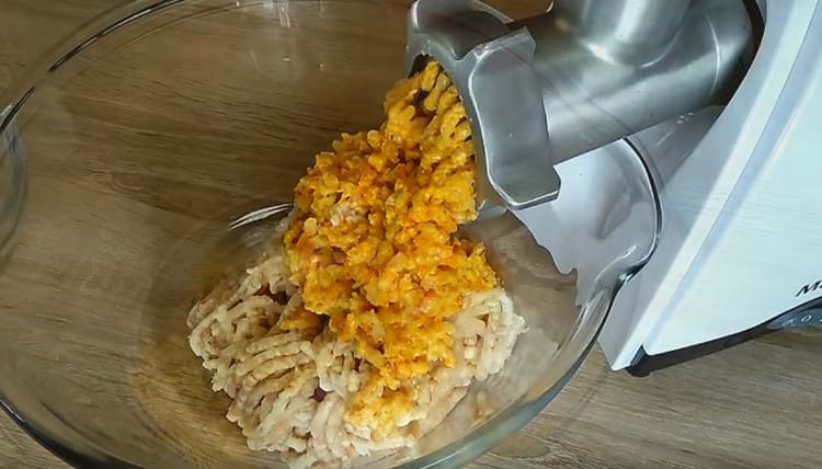 Passare il filetto di luccio, le verdure al forno, il pane attraverso il tritacarne.