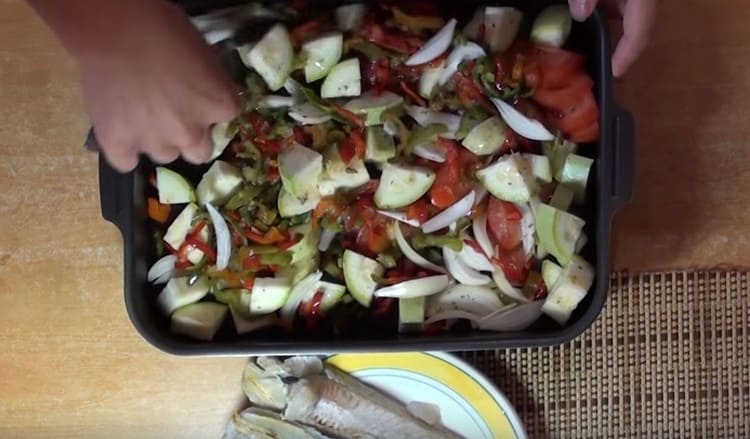 Mescolare le verdure con olio d'oliva e mettere in forno