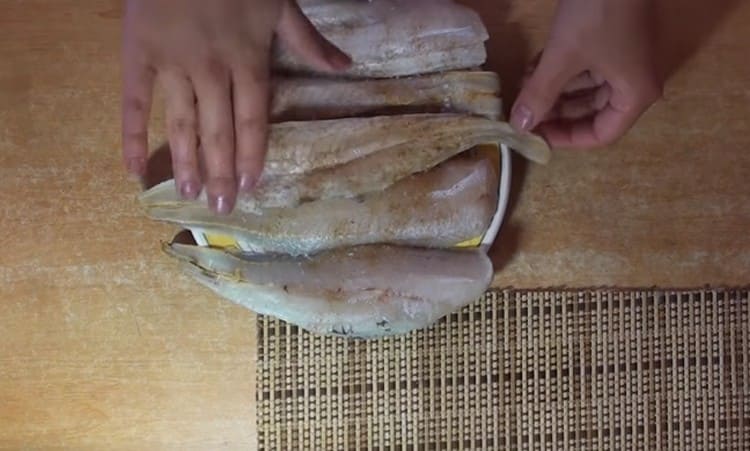 Cospargi il pesce con il pepe.