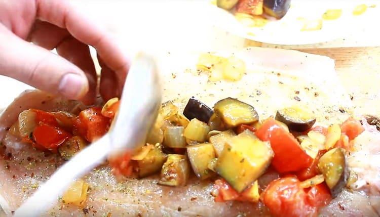 Sul filetto marinato, metti le verdure rimanenti.