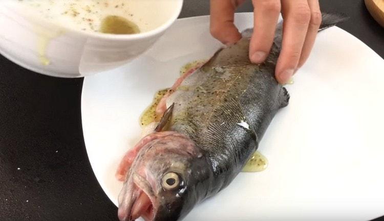 La marinata risultante unge la carcassa del pesce dentro e fuori.