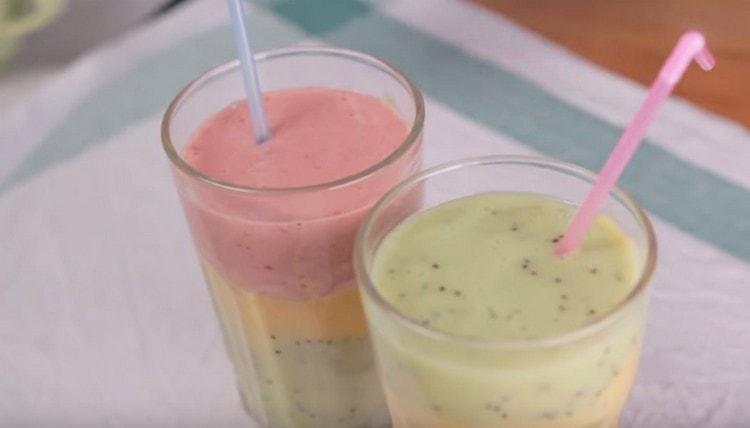 Al momento di servire, un frullato di frutta può essere decorato con foglie di menta e devi berlo con una cannuccia.