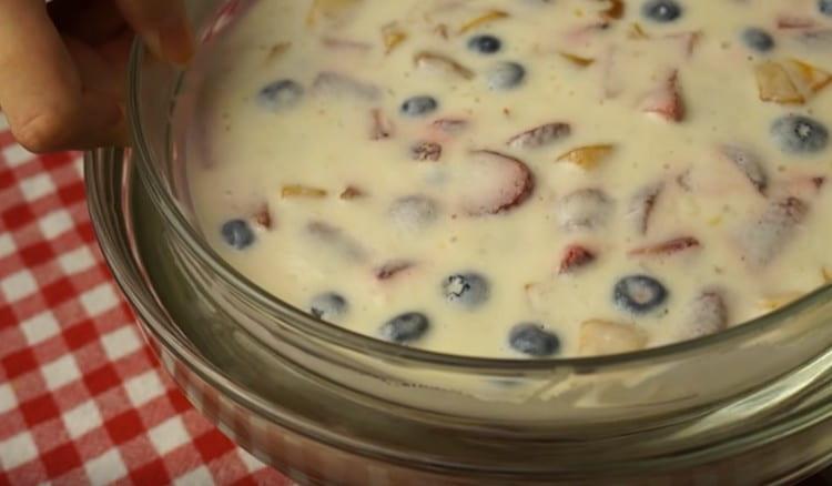 Per estrarre la torta finita dalla ciotola. è necessario abbassarlo per 10-15 secondi in acqua calda.