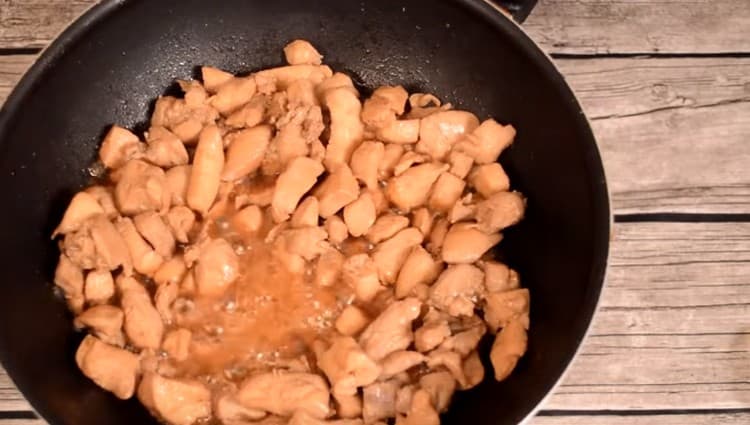 Per prima cosa, friggi il pollo in una padella.