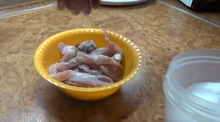 Piegare le fette di filetto con una ciotola, sale.