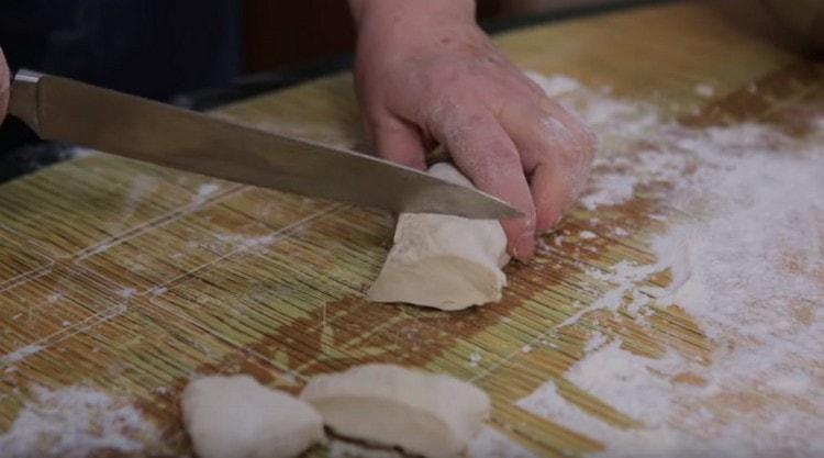 Arrotolare la pasta in un laccio emostatico e tagliarla a fette.