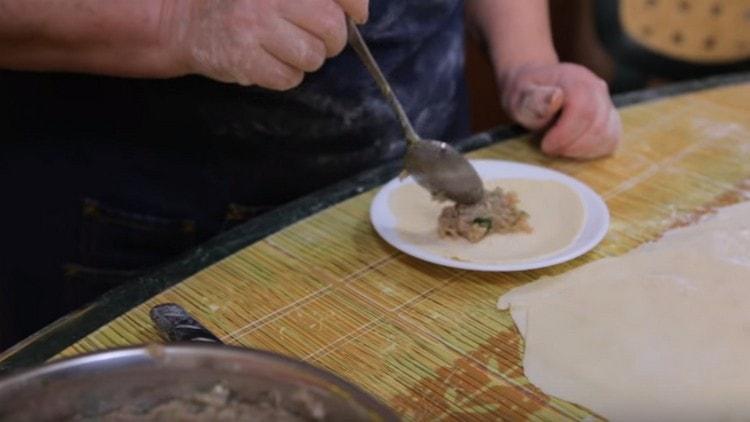 Distribuiamo la torta su un piattino e mettiamo il ripieno al centro.