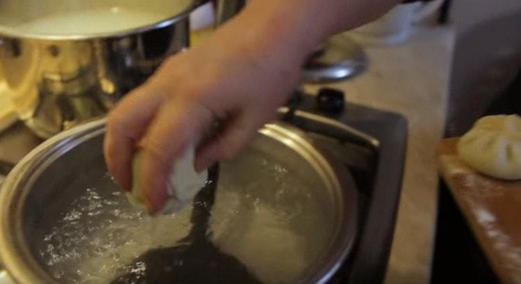 Metti il ​​khinkali in acqua bollente salata.