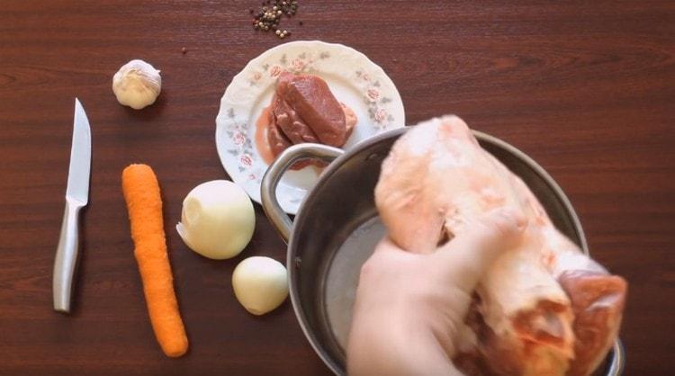 Laviamo bene la carne e la inviamo alla padella.