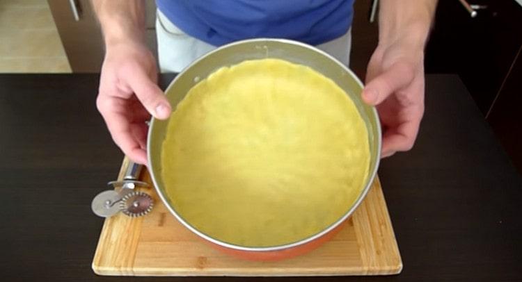 Dall'impasto facciamo la base per la torta.