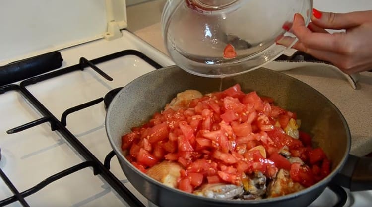 Aggiungi i pomodori al pollo e alla cipolla.