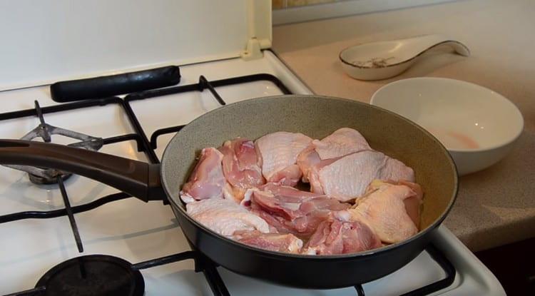 Distribuiamo le cosce di pollo in una padella, ma non copriamo con un coperchio.