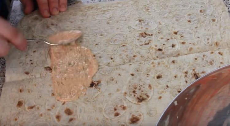 Il foglio di lavash come questo è unto di salsa.