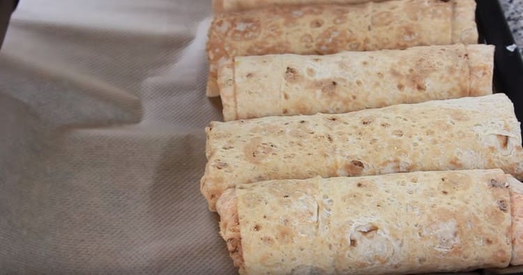 Mandiamo lo shawarma quasi pronto per 5 minuti in un forno ben riscaldato.