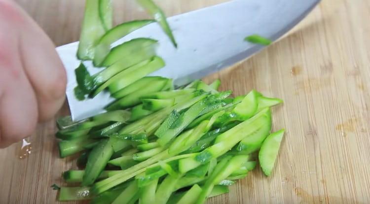 Tritare finemente i pomodori, i cetrioli freschi e in salamoia.