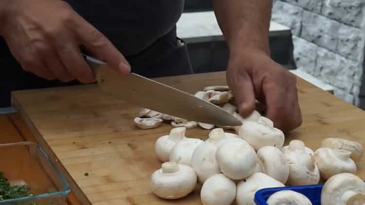 Per preparare spiedini da barbecue. tritare i funghi