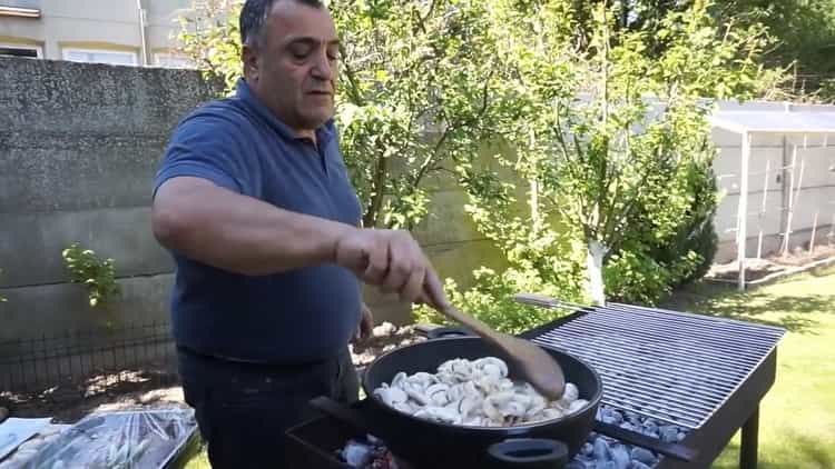 Per preparare spiedini da barbecue. friggere i funghi