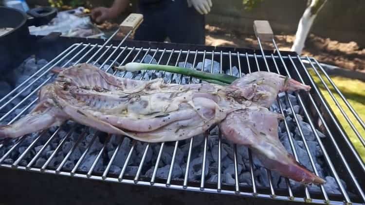 Per preparare spiedini da barbecue. friggere la carne