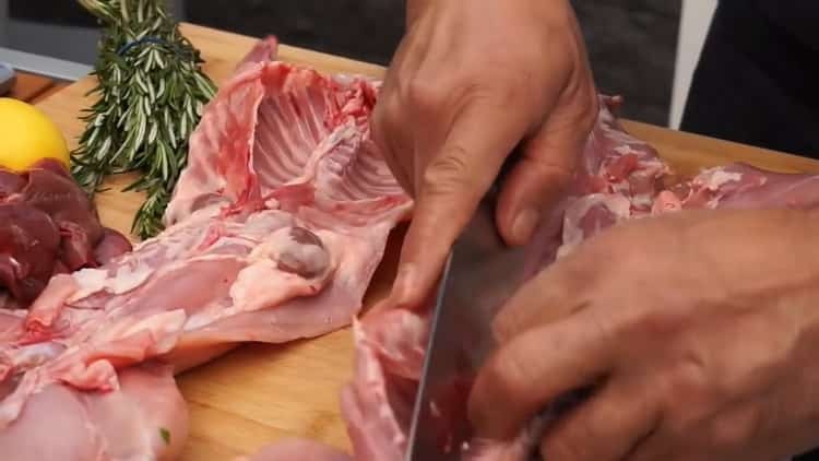 Per cucinare spiedini da barbecue. preparare la carne