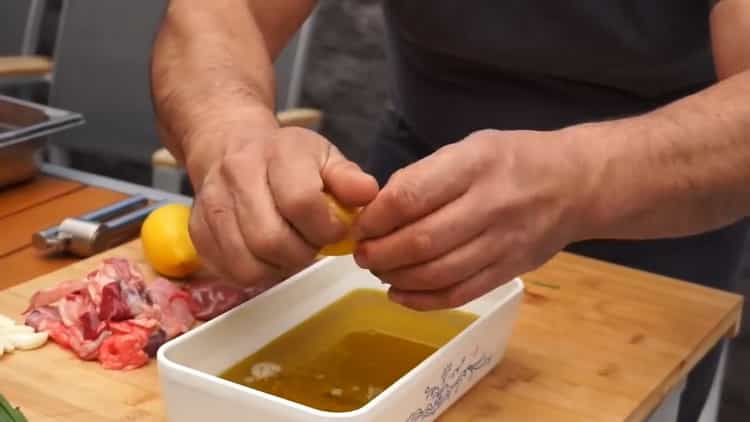 Per cucinare spiedini da barbecue. fare la marinata