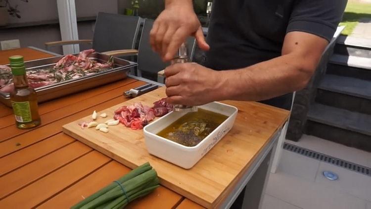 Per preparare spiedini da barbecue. preparare gli ingredienti per la marinata