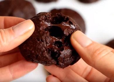 Cucinare una lussuosa ricetta al cioccolato con foto passo dopo passo.