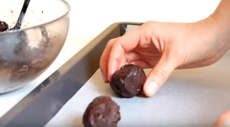 Formiamo le palline dall'impasto e le adagiamo su una teglia coperta di carta da forno.