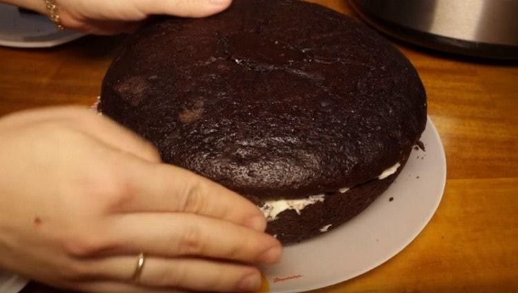 Raccogliamo la torta, spalmando le torte con la panna, ma non copriamo la cima con nulla.