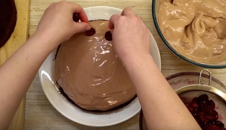 Raccogliamo la torta, spalmando le torte con la panna e spalmandoci sopra delle ciliegie.