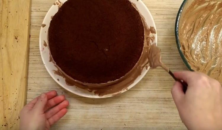 Lubrificare i lati della torta con la crema rimanente.