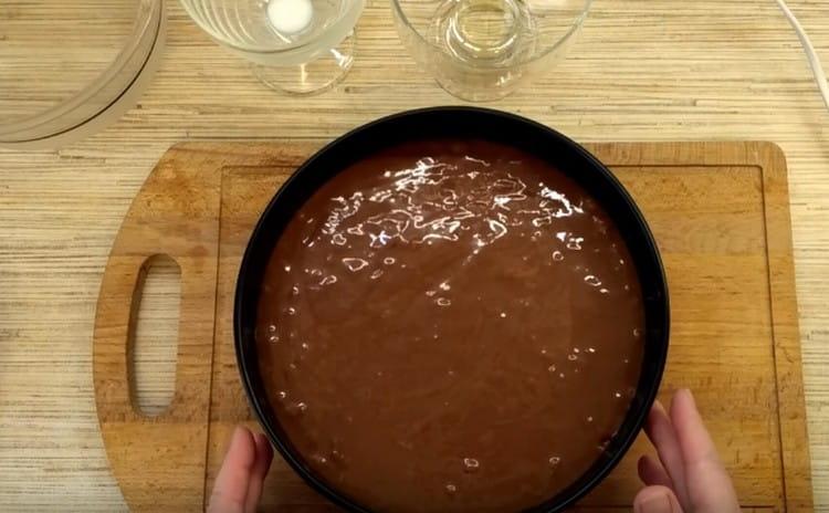 Versare l'impasto con pergamena coperta in una pirofila e inviarlo al forno.