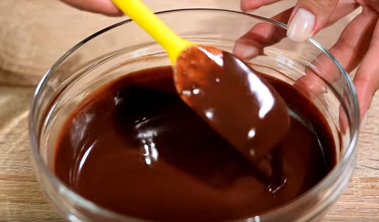 Mescola la massa e ottieni la ganache al cioccolato.