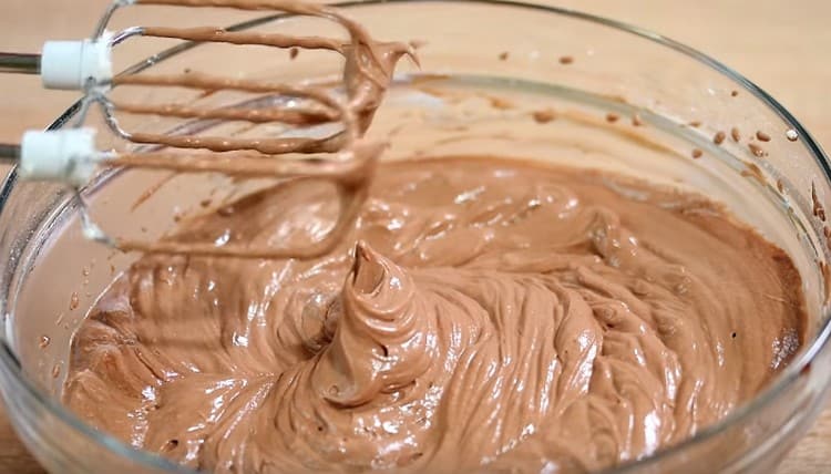 Introduciamo la ganache nella crema bianca e portiamo la massa all'omogeneità.