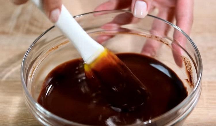 Ancora una volta creiamo ganache al cioccolato e panna.