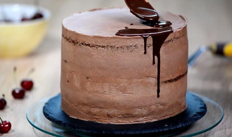 La ganache fa gocciolare il cioccolato sui lati della torta.