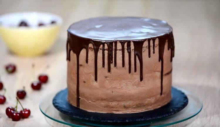 Anche la parte superiore del dessert è ricoperta di ganache.