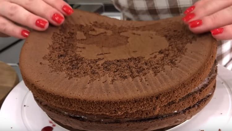 L'ultima torta viene stesa sulla torta con il lato imbevuto verso l'interno.