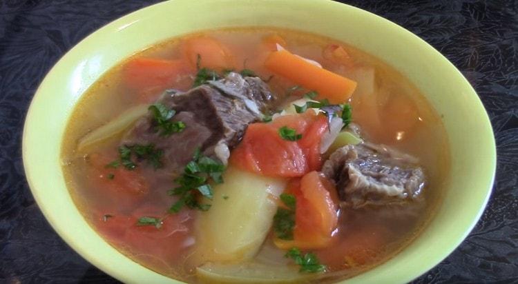 Lo shurpa di manzo, preparato secondo questa ricetta, è molto gustoso.