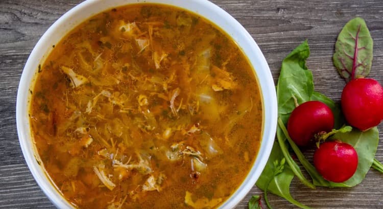 La zuppa di cavolo fresca con pollo è un primo piatto abbondante.