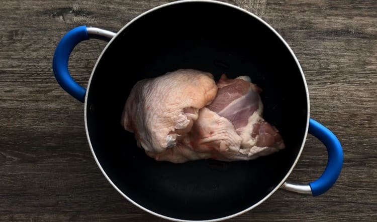 Metti la carne nella padella, riempila d'acqua.