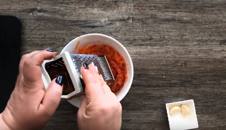 Tre grattugie hanno anche pomodoro e aglio.