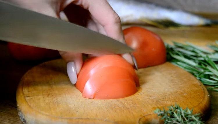 Tagliare il pomodoro a fette.