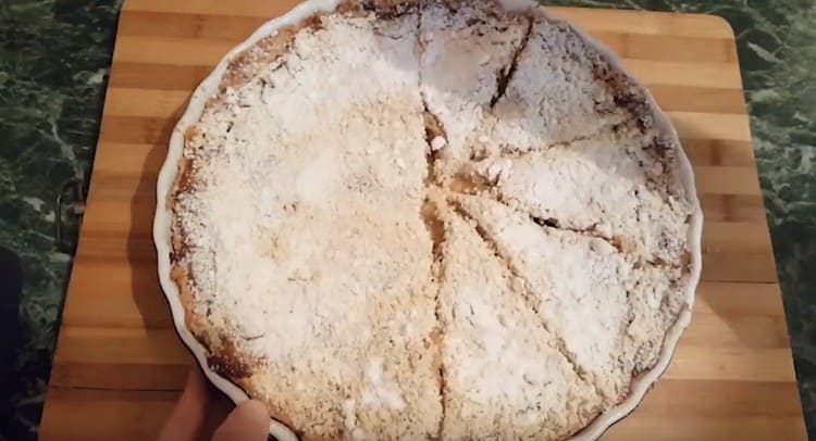 Una torta di mele e banane risulta molto tenera e saporita.