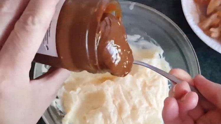 In una crema pasticcera, aggiungi un cucchiaio di latte condensato bollito.