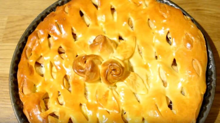 Puoi cuocere una torta di mele così bella dall'impasto di lievito a casa.