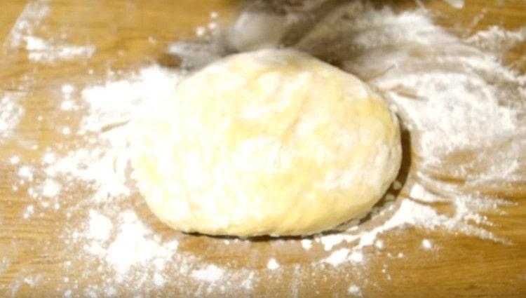 Quando l'impasto si alza, lo schiacciamo e procediamo alla formazione della torta.