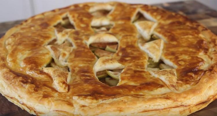 Come puoi vedere, una tale torta di mele con pasta sfoglia può essere preparata anche da qualcuno che non ha affatto abilità culinarie.