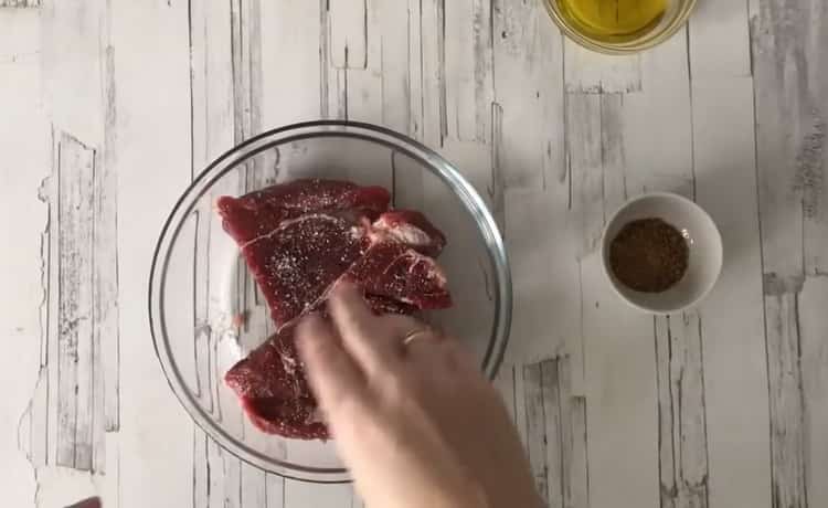 Per cucinare entrecote di manzo, preparare la carne