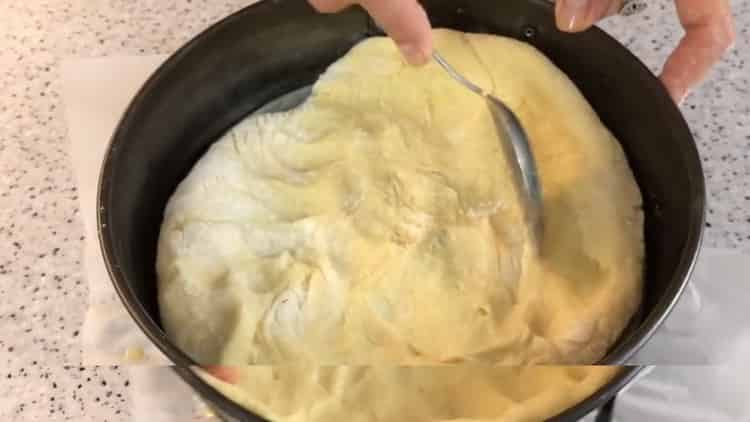 Per fare la torta della nonna, metti l'impasto nello stampo