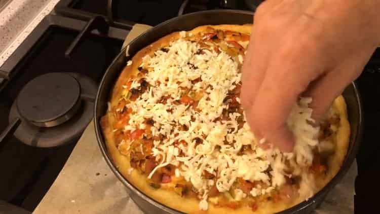 Per preparare la torta della nonna, grattugiare il formaggio